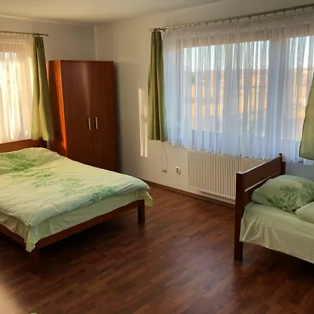 ホームステイ Amber Marlena コウォブジェク